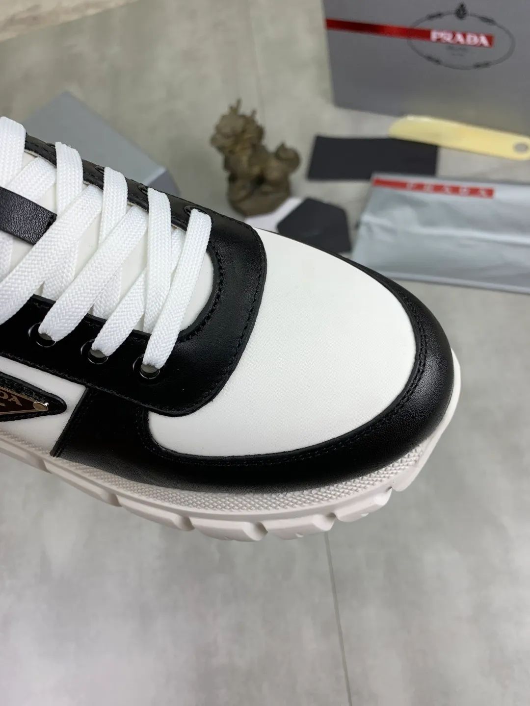 Men's men's shoes 💰P560💰[New style] High version official website popular models are on the market, 🆘 Classic popular models (Prada) are the main popular models, avant-garde and versatile fashion men's shoes private version mold opening, cowhide surface splicing 1:1.. Fashionable and simple, original imported cowhide lining cowhide feet; the atmosphere and personality are more fashionable, eye-catching and pursuing class. It will subvert the old idea and be a must-have for fashion trendsetters with you! Must keep it for yourself! Tall and comfortable, large and low, high-end quality workmanship. Code number: 38-44 (45 46 customized) 4️⃣ colors available.